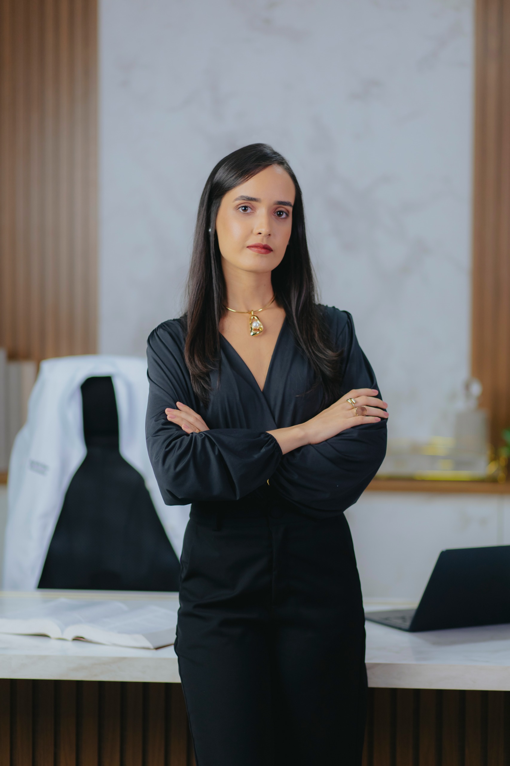 Rafaella Rener em um ambiente de atendimento profissional