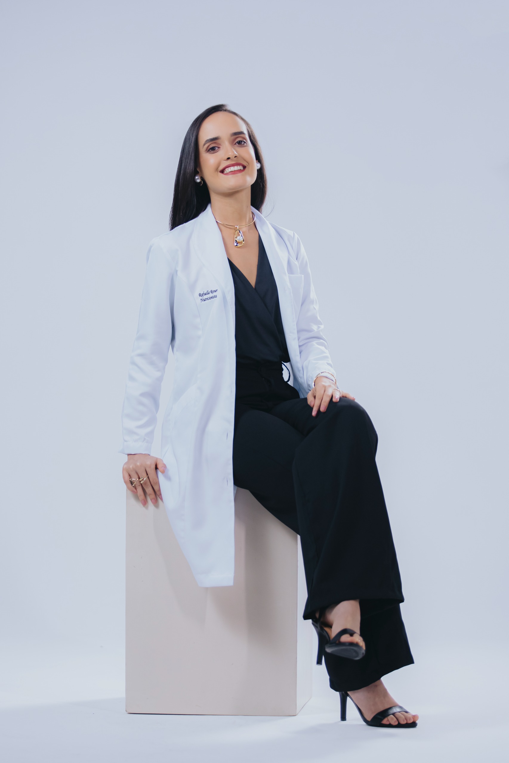 Rafaella Rener sentada em um retrato profissional